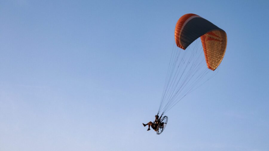 Paragliding vs. Paramotor: Understanding the Key Differences
