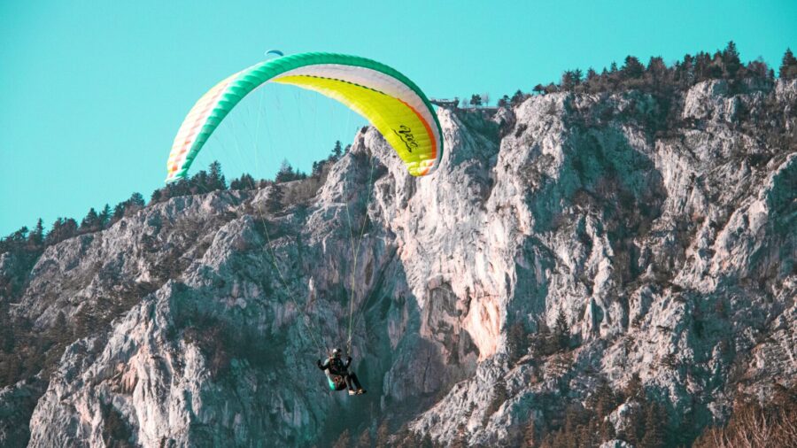 The Best Seasons and Times to go Paragliding